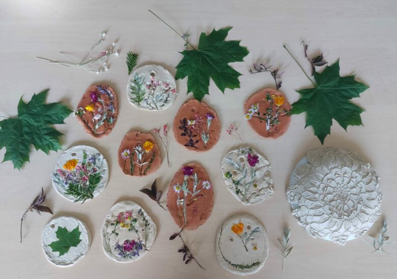 Twórcza praca z gliną i kwiatami