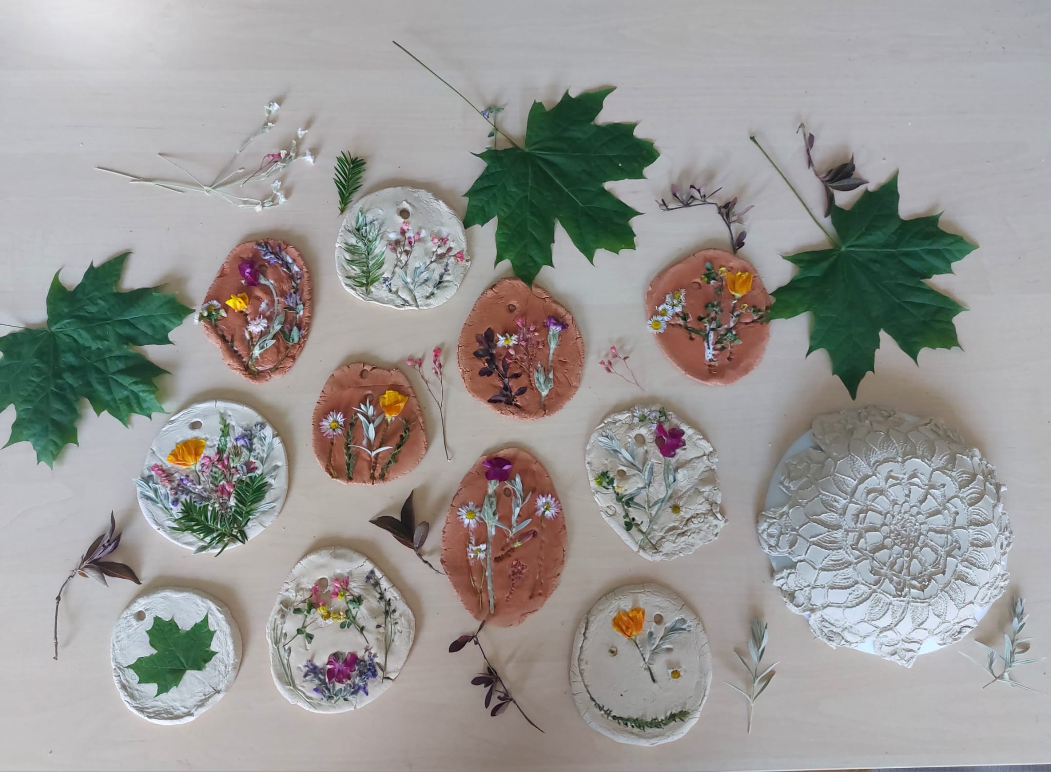 Twórcza praca z gliną i kwiatami